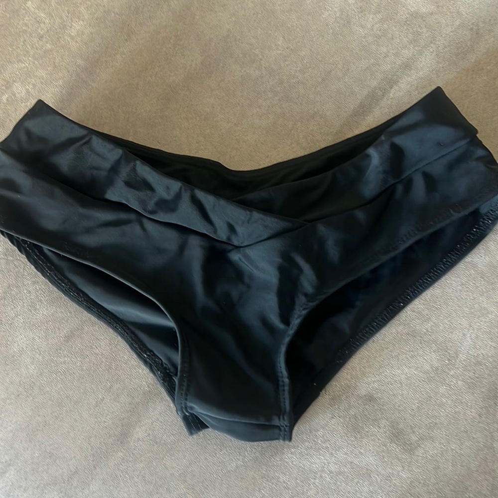 VEKKER pole “v” shorts - like new - size small
